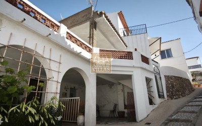 Hus i Altea la Vella, i to etasjer med flere terrasser.
